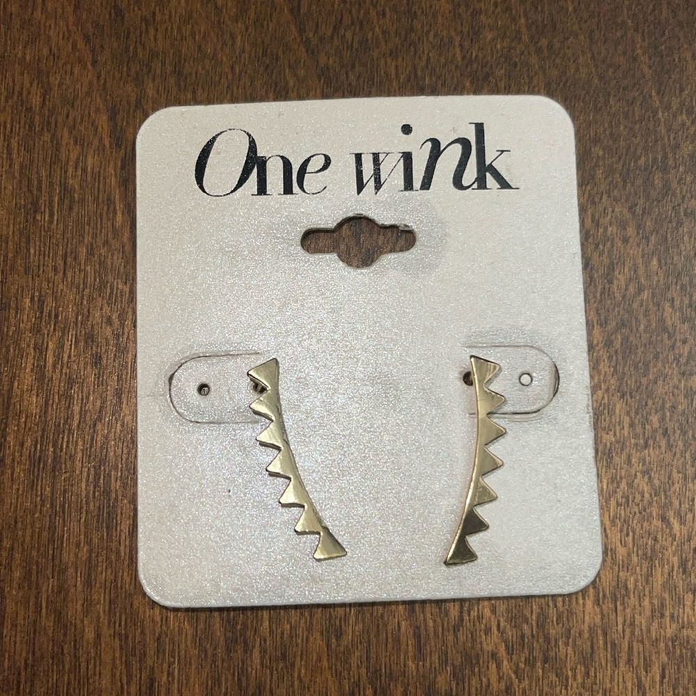 One wink fashion earrings